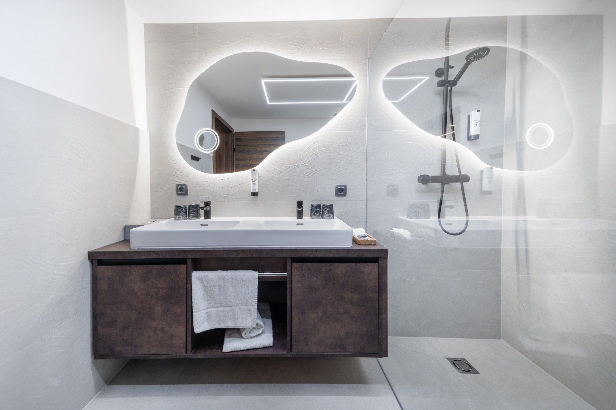 Apart of me Faaker See ROOM 044 Edit